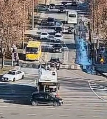 У Луцьку біля РАЦСу «мерс» підрізав «рогатого» (відео)