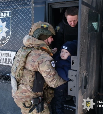 З прифронтової Миколаївки "Білі янголи" евакуювали шістьох жителів: найменшому з врятованих 4 роки