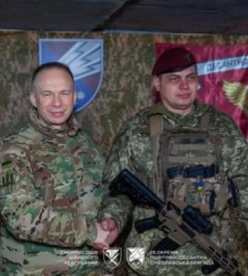 Головнокомандувач ЗСУ Олександр Сирський нагородив десантника з Полтавщини