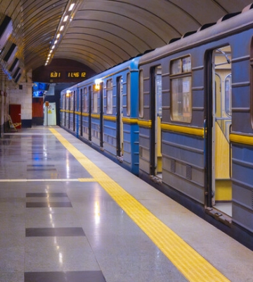 У київському метро на станціях з’явилися мокрі плями: що кажуть у КМДА