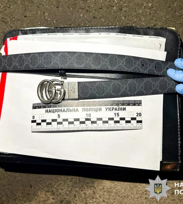 У Рівному чоловік підмінив брендовий ремінь на підробку просто на пошті