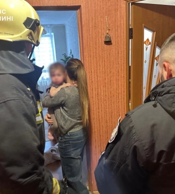 На Волині рятувальники визволили малюка із зачиненої квартири 