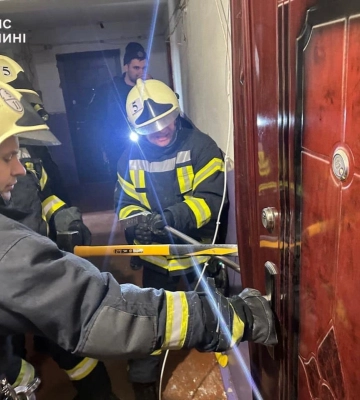 У місті на Волині рятувальники визволили малюка із зачиненої квартири