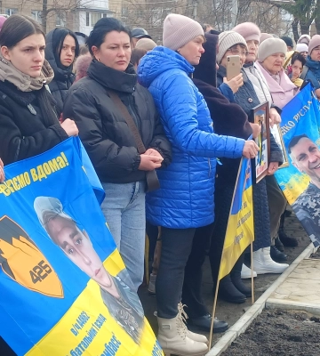 Зберігатиме імена тих, кого чекають: у Тальному відкрили інсталяцію «Дерево надії» (ФОТО)