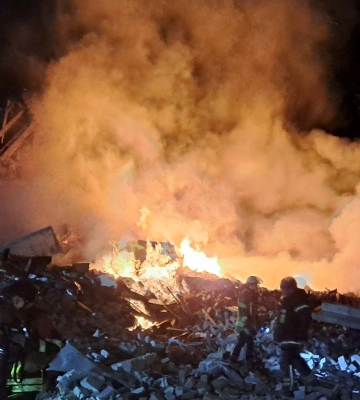 У Харкові балістика поцілила по багатоповерхівці: є постраждалі, під завалами можуть бути люди
