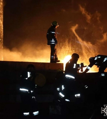 Внаслідок нічних атак на Дніпропетровщині сталася масштабна пожежа, є загиблий та постраждала