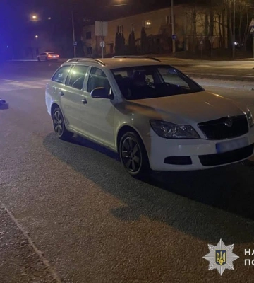 У Львові автомобіль збив двох дівчат на самокаті