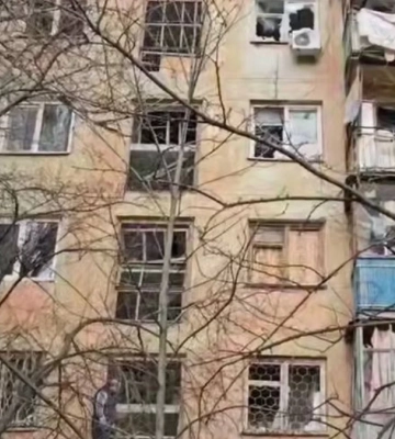 Війська РФ обстріляли один із районів Херсона, пошкоджена багатоповерхівка. ВІДЕО