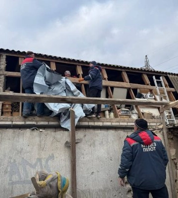 Пробита стіна багатоповерхівки та 115 вибитих вікон: у Миколаєві ліквідовують наслідки дронової атаки