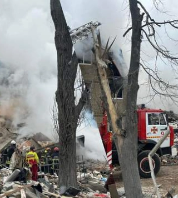 Ракета зруйнувала підʼїзд житлового будинку в Харкові: фоторепортаж з місця подій