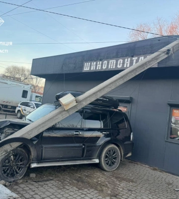 У Львові пʼяний водій розбив свій автомобіль і пошкодив будівлю