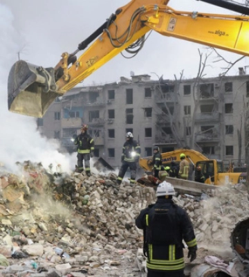 У Харкові з-під завалів зруйнованої ракетою багатоповерхівки дістали тіло дев’ятого загиблого