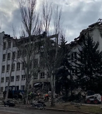 Россия сбросила авиабомбу на центр Краматорска, среди раненых — трое детей, разрушено здание Главпочтамта — фото