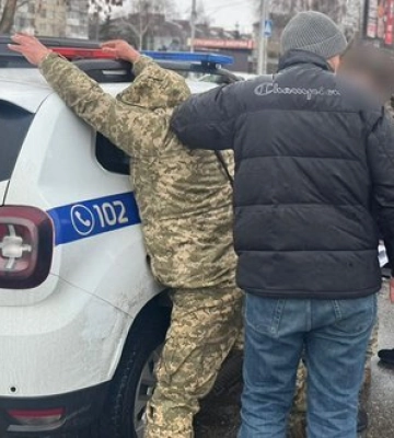 Офицер ТЦК на Киевщине за $4 тыс. обещал помочь обновить учетные данные без мобилизации. Его задержали. ФОТО