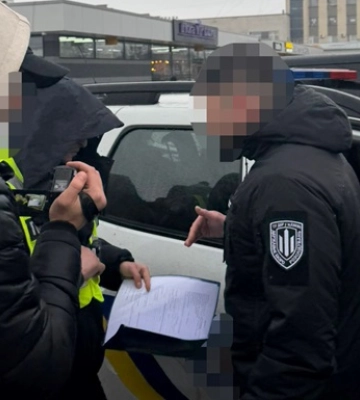 Офіцер ТЦК на Київщині за $4 тис. обіцяв допомогти оновити облікові дані без мобілізації. Його затримали. ФОТО