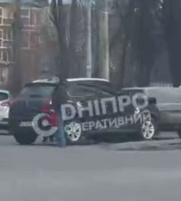 В Днепре на просп. Науки в результате ДТП Mazda врезалась в припаркованное авто: видео момента