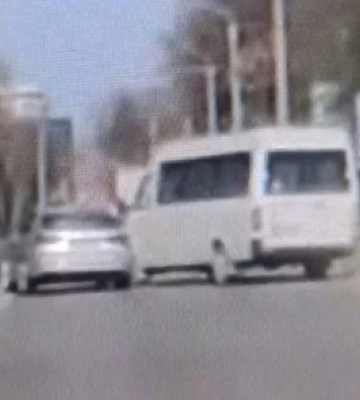 У Луцьку на Львівській – аварія: автобус влетів у легковик (відео)