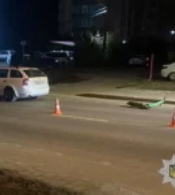 У Львові автомобіль збив двох дівчат на самокаті