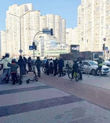 У Києві підліток на електросамокаті збив жінку: постраждалу госпіталізували