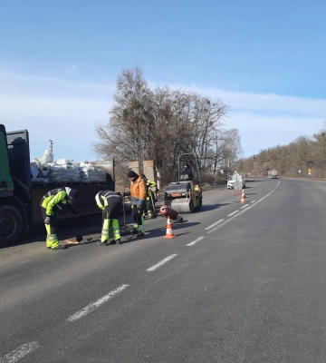 На волинських автошляхах триває ямковий ремонт