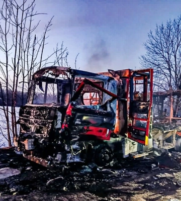 Окупанти вдарили по рятувальниках ДСНС на Харківщині: пожежна машина знищена повністю
