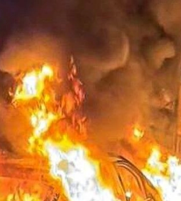 Електромобіль спалахнув під час заряджання біля Львова: вогонь міг перекинутися на будівлю