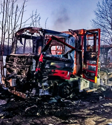 Окупанти вдарили по рятувальниках ДСНС на Харківщині: пожежна машина знищена повністю