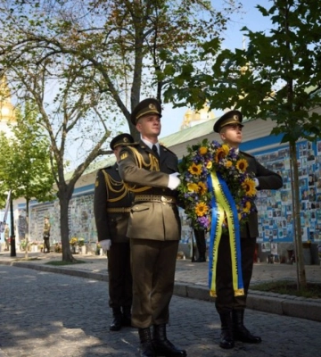 Зеленський та прем'єр Нідерландів вшанували біля Михайлівського монастиря в Києві пам'ять полеглих у війні