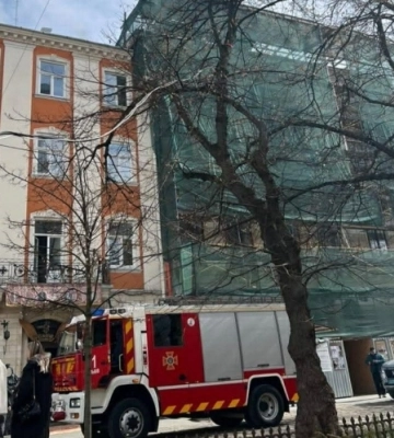 Електромобіль спалахнув під час заряджання біля Львова: вогонь міг перекинутися на будівлю