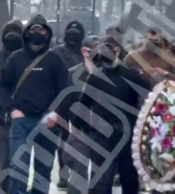 Во время акции женщин неизвестные бросили в толпу похоронный венок, возникли столкновения с полицией