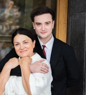 «Мама делает все, что может». Сын Натальи Сумской Вячеслав Хостикоев рассказал о своей сестре, которая ушла из профессии