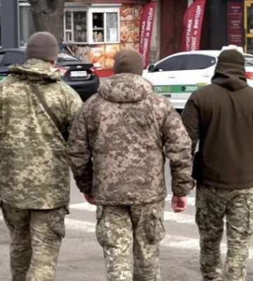 Вибили скло, травмували військових: на Волині 7 машин заблокували авто ТЦК, щоб звільнити чоловіка
