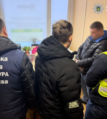 Обіцяли за гроші перереєстрацію транспортних засобів поза чергою - у Києві викрито спритників
