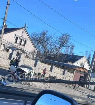 У Дніпрі авто в'їхало в легковик та знесло стовп (ВІДЕО)