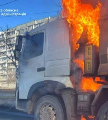 Ворог ударив по Запоріжжю: палає вантажівка. ФОТО