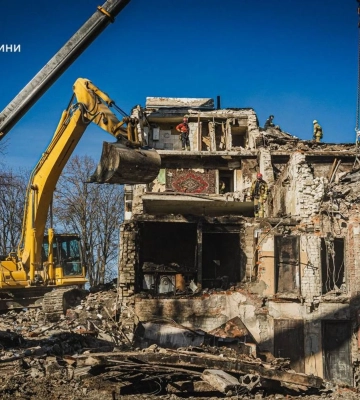 Рятувальники завершили розбір завалів зруйнованої російською ракетою п’ятиповерхівки у Харкові
