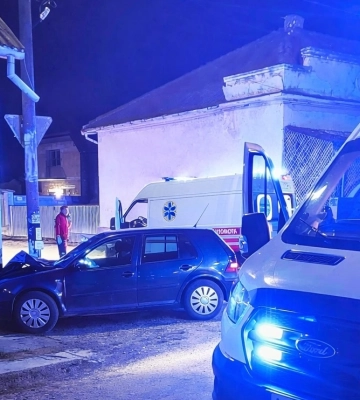 На Берегівщині авто врізалося в будинок, серед постраждалих – діти