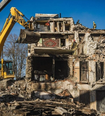 Рятувальники завершили розбір завалів зруйнованої російською ракетою п’ятиповерхівки у Харкові
