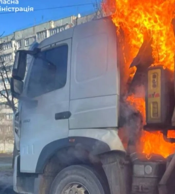Россияне атаковали Хортицкий район Запорожья: на дороге загорелся грузовик (ФОТО)