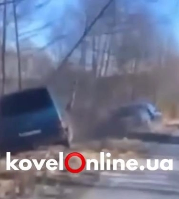 Показали, як біля Луцька невідомі на 7 автівках підрізали бус ТЦК та звільнили призовника. Відео