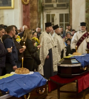 Луцьк у скорботі: в останню дорогу провели захисників Андрія Міщука та Андрія Смалюка