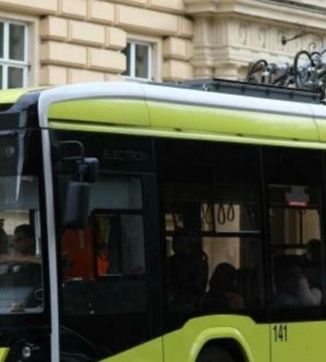 У Львові на Героїв УПА ліквідовують витік: тролейбуси їдуть по-іншому, а воду тимчасово вимкнули