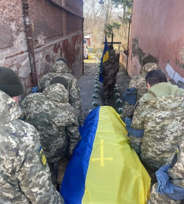 Чернівці попрощалися з відважним Героєм Михайлом Клапатюком