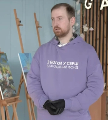 Ветеран, який втратив обидві руки, малює протезами картини 