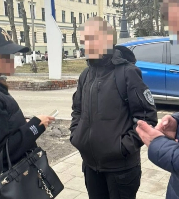 "Скромно одеться, убрать iPhone": в Днепре бывшая военная врач "помогала" пройти ВЛК