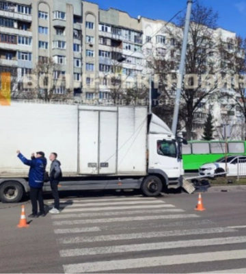 У Луцьку вантажівка в'їхала у стовп