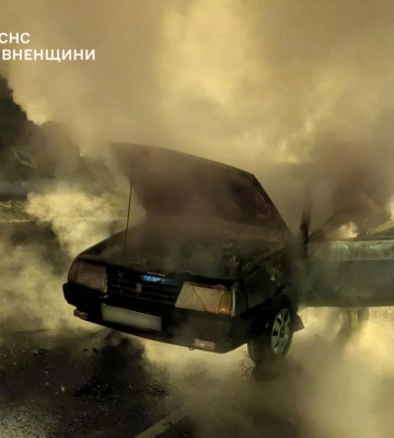 У Здолбунові загорівся легковик: рятувальники оперативно ліквідували пожежу