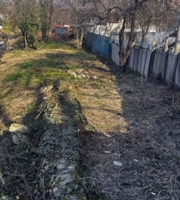 У Берегові очищують береги каналу Верке: комунальники розпочали масштабне прибирання