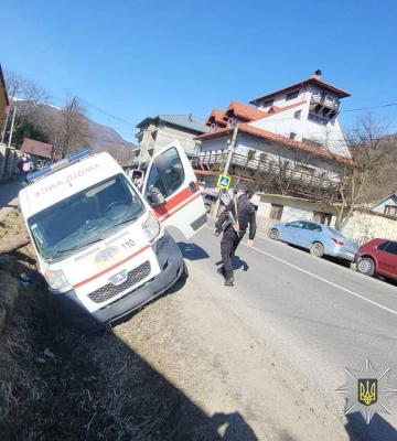 На Рахівщині швидка збила 6-річного хлопчика, дитина у реанімації