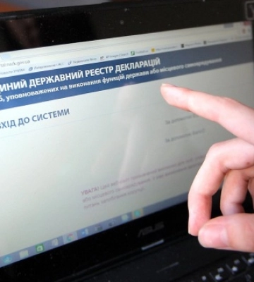 Недвижимость, авто и корпоративные права жены: депутата из Ровенской области разоблачили на недостоверном декларировании